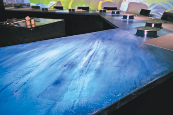餐廳桌子以天然靛藍製成的混凝土製造。