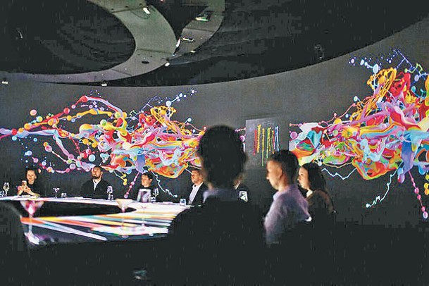 餐廳利用互動裝置、3D 投影和原創人工智能，將藝術家的作品生動地展示出來。