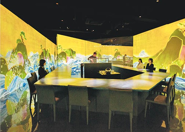 打着「teamLab餐廳」旗號的百年海，讓食客可在影像作品《百年海圖卷》包圍下，享用別致的日本料理。