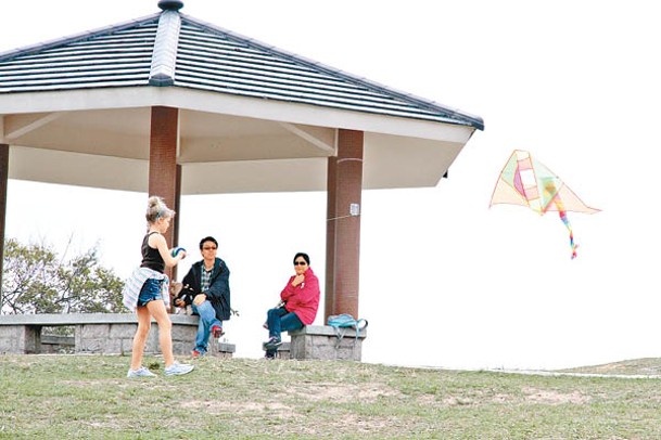 郊野公園佔地廣闊，可以玩放風箏等各種活動。