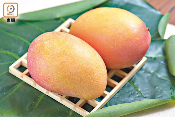 泰國太陽杧果<br>成熟時黃色外皮會帶點紅色，並散發椰香味道，同樣會標明Best After的建議食用日期。（a）