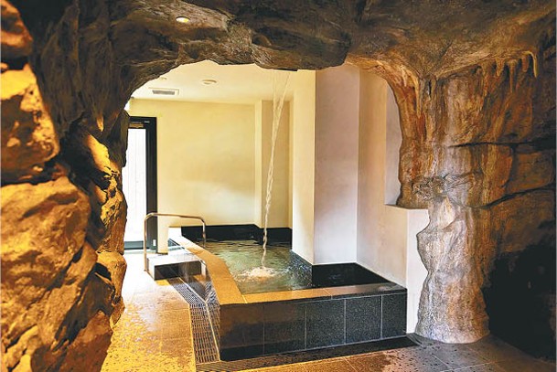 以岩洞為設計主題的溫泉及桑拿設施，進入時很有探險感覺。