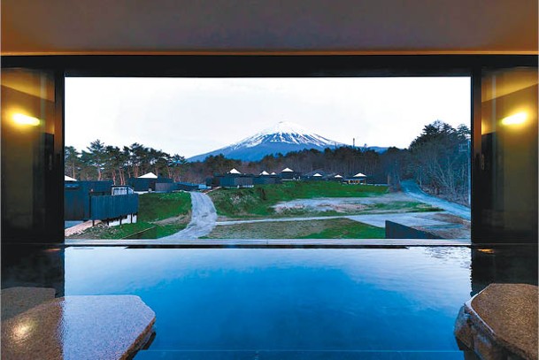 遠眺富士山全景的溫泉池，景色醉人。