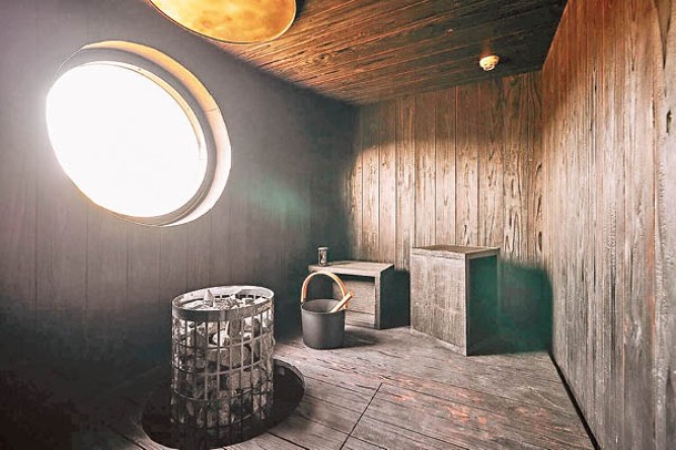 與Totonoe Oyakata合作建造的桑拿房，採用芬蘭老字號品牌Harvia的桑拿爐。