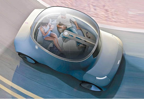 Skyroom車頂採用透光度十足的圓形全景玻璃設計，可電動操控打開變成開篷狀態。