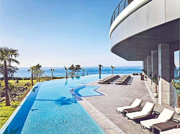 酒店最吸引要數長達110米的無邊際泳池，視覺上跟對出的海洋融為一體。