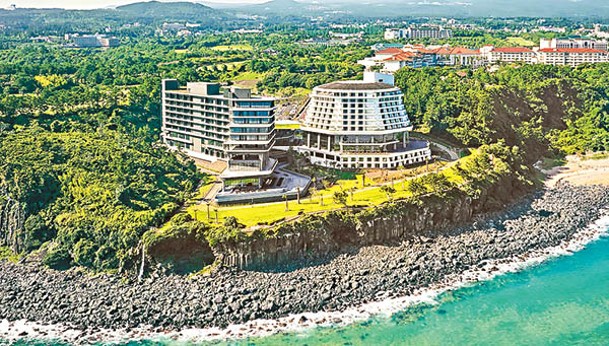 酒店位於濟州島西歸浦市，鄰近衝浪天堂Jungmun Beach。