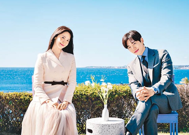 Yoon A和李俊昊主演的《歡迎來到王之國》，酒店場景主要於濟州島Parnas Hotel Jeju拍攝。
