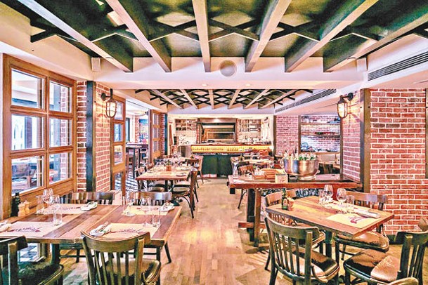 餐廳以紅磚牆配木椅的裝潢，帶點南美洲風情。