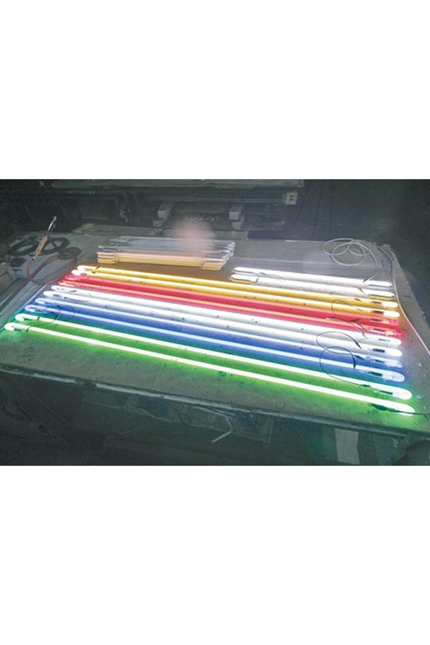 霓虹燈的色彩是透過不同顏色的螢光粉輔助而成。