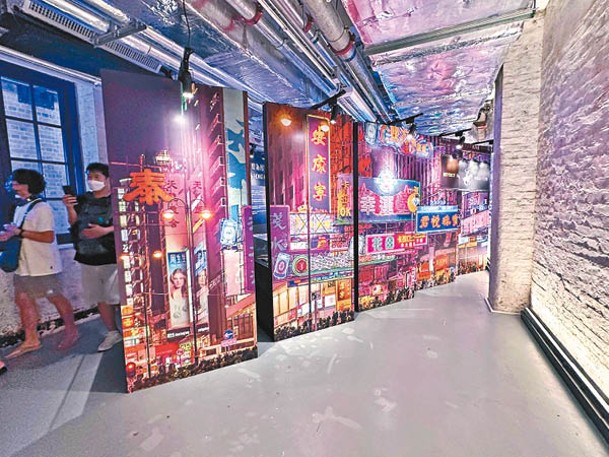 大型展示板透過相片呈現舊日香港入夜後街景。