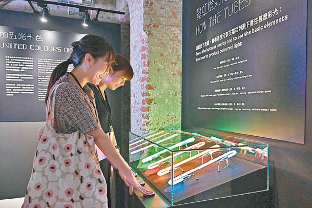 展覽中介紹關於霓虹燈歷史等多種小知識。