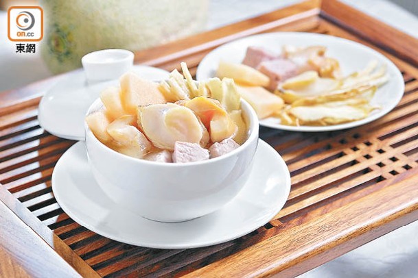 哈密瓜鮮鮑魚螺頭燉雞湯<br>海鮮加三黃雞、沙參和玉竹等燉4小時，加入日本哈密瓜肉，夠晒清甜。