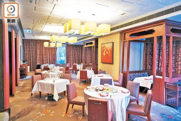 用餐區布置優雅古典，氣氛舒適。