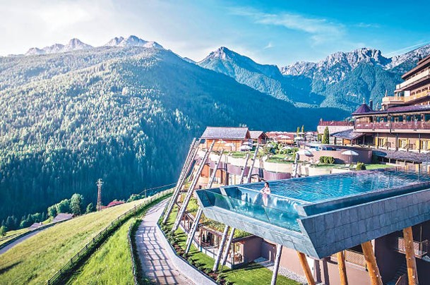 Alpin Panorama Hotel Hubertus設有離地約12米、長達25米的懸挑泳池，吸引世界各地的旅客前來打卡。