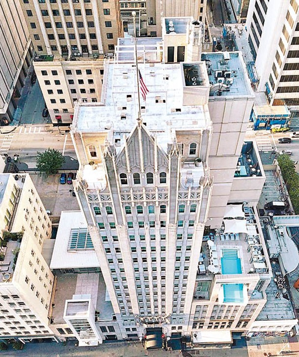 始建於1920年的The Joule Dallas前身為達拉斯的國家銀行大樓，於2008年由著名設計師Adam D.Tihany進行改造成現今模樣。