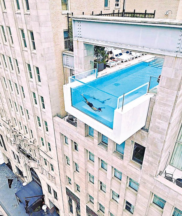 從高空俯瞰泳池，宛如城市空中的一個藍色魚缸。