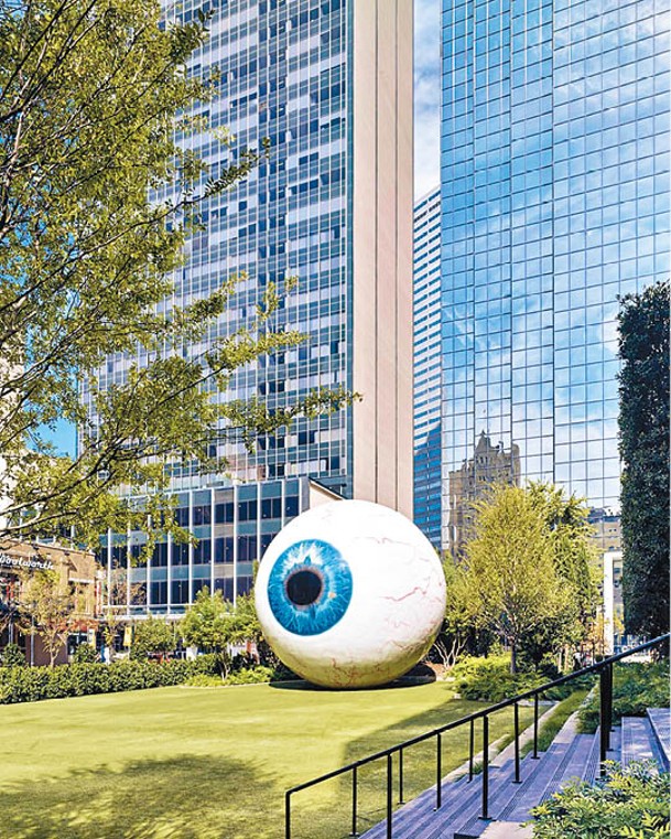來自藝術家Tony Tasset的作品《眼睛》於酒店的戶外空間擺放，是打卡熱點。