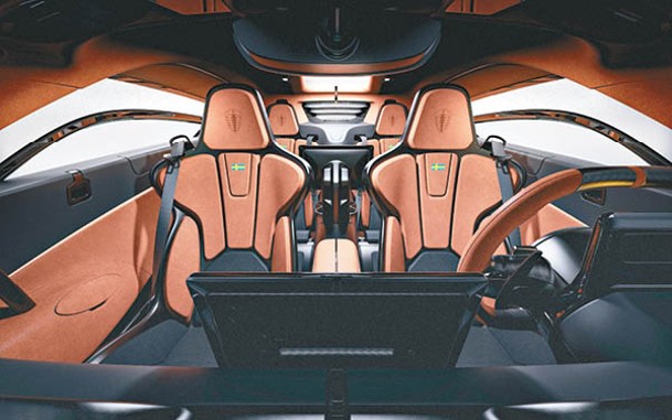 豪華車廂採用2+2座位布局，全車座椅更是清一色採用賽車桶椅設計，並支援電動調校，一對前座還配備電熱功能。