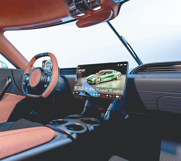 車廂內配備碳纖多功能平底軚環、數碼化儀錶及支援Apple CarPlay的中央觸控屏幕，前排及後排各配備手機無線充電板及加熱製冷杯架。