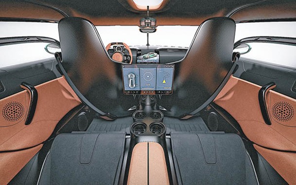 一對前座椅後方特設一塊多媒體觸控屏幕，為後排乘客提供包括賽道路線圖、G-Force及胎壓等行車資訊。