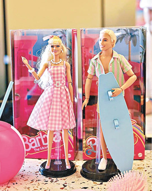 桌上展出電影版的Barbie及Ken公仔，不妨換上一身粉紅打扮與他們合照。