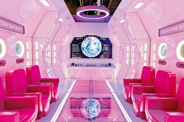 以芭比眾多職業為主題的區域，其一是設計科幻的太空艙。