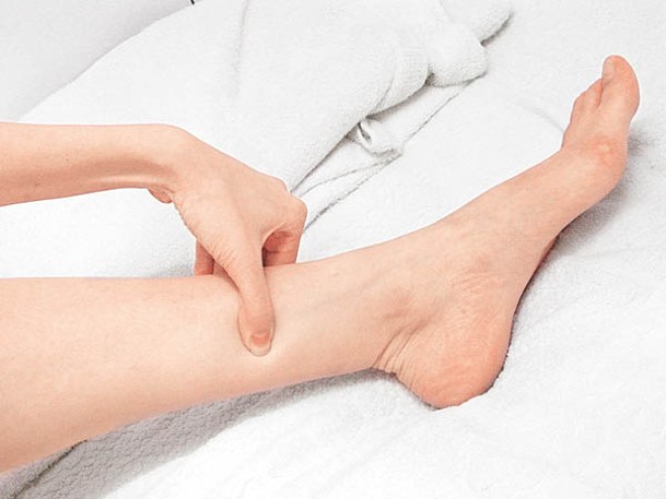 按壓位於小腿內側、腳踝骨最高點往上約四橫指處的三陰交穴，有助多生津液，減少口乾便秘。