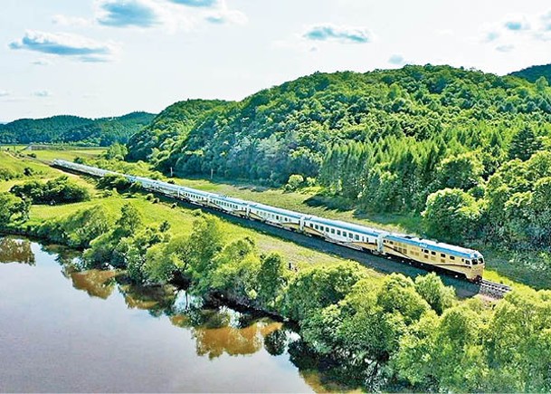 坐激新觀光列車  飽覽鐵道河畔美景