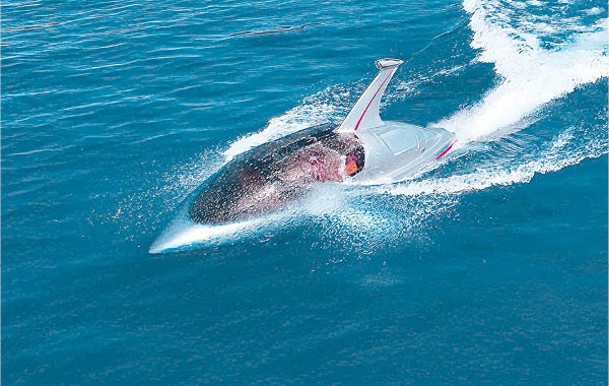 貌似鯊魚的「Jet Shark」，為「Seabreacher」的進化版，可潛入水下約1.5米。