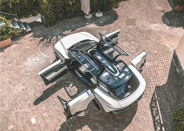 全新純電概念車PURA Vision擁有獨特的六門設計，包括兩對「對開式」車門及一對玻璃鷗翼門。