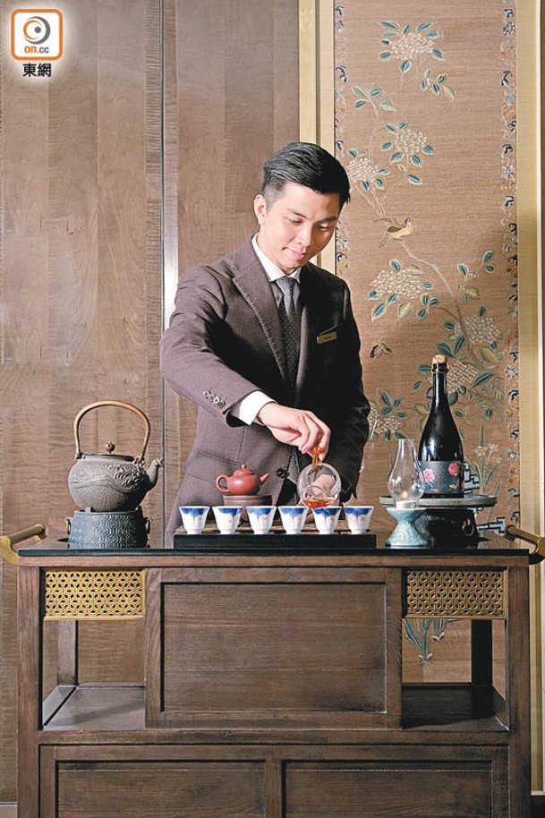 餐廳配有專用的沖茶枱，享用茶宴時，專業茶藝師Kelvin會即席沖泡茗茶。
