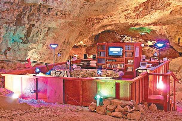 Grand Canyon Caverns & Inn擁有一間位處地下67米的洞穴客房，號稱為世界上最古老、最黑暗及最安靜客房。