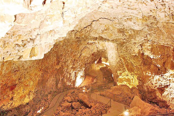 洞穴已有6,500萬年歷史，很有觀賞價值。