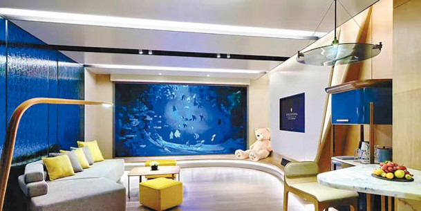面積達120米的複式套房，特色是房內可透過大玻璃看到海底世界。
