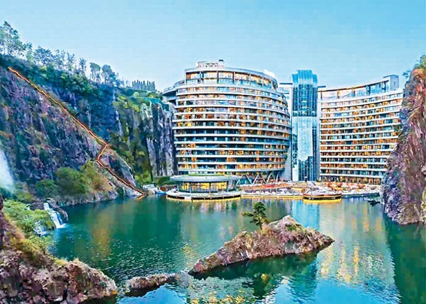建於88米深坑內的上海佘山世茂洲際酒店，低調又搶眼的外觀出自杜拜帆船酒店的設計師之一Martin Jochman手筆。