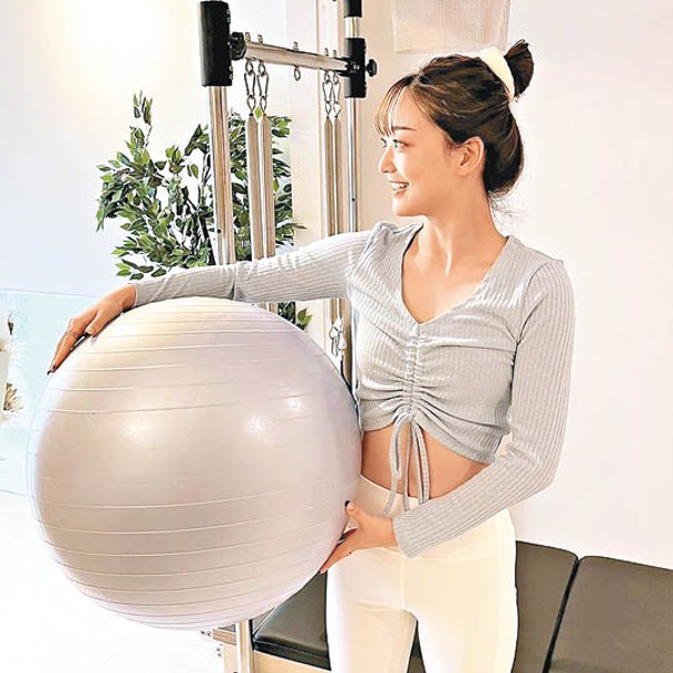 普拉提球能增加力量訓練和伸展運動的變化。