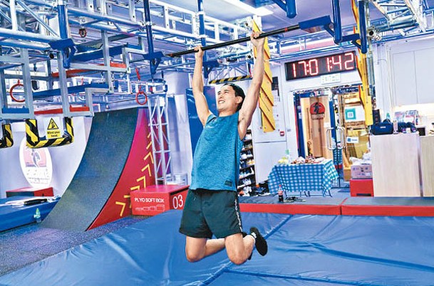 Flying Bar　難度：★★★★★<br>全場難度最高，參加者需凌空緊握橫軸，再躍動身體在框架上移動。