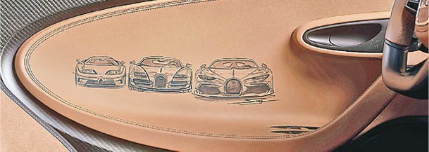 左邊內門板<br>皮革上由左至右分別繪上EB110、Veyron 和 Chiron的手繪草圖。