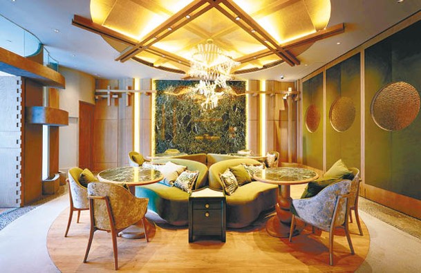 餐廳用餐區設計精緻有特色，中央區域配梳化和水晶燈，分外舒適。