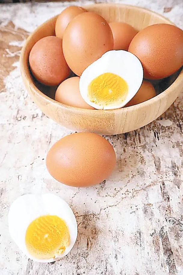 雞蛋提供富含胺基酸的優質蛋白質，對於神經傳導物的合成不可或缺；同時富含膽鹼，能改善長期記憶和持續專注力。