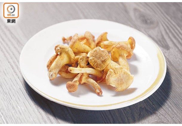 雞油菌<br>小巧的黃色菇菌，香氣清新帶杏香，乾雞油菌和雞蛋很夾。