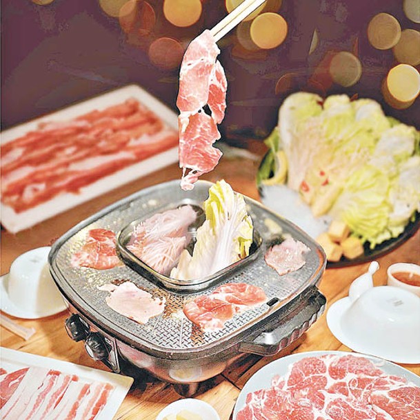 晚餐可享用餐廳提供的泰北特色烤燙鍋，有五花肉、瘦肉片、梅花肉、雜菜及粉絲。
