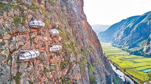 Skylodge Adventure Suites位於秘魯Valle Sagrado懸崖上。