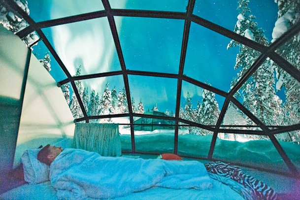 置身玻璃圓頂房內就能飽覽一望無際的天空，舒舒服服看極光。