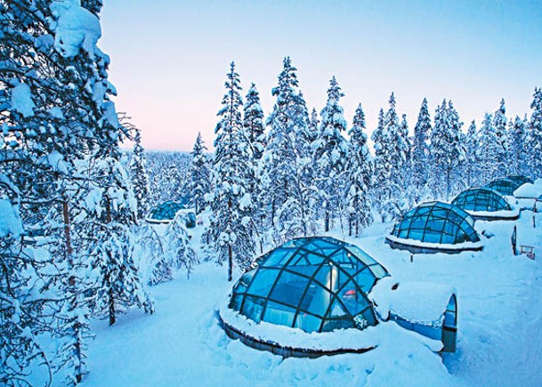 Kakslauttanen Arctic Resort設有玻璃圓頂房，身在其中可以不用捱冷賞極光。