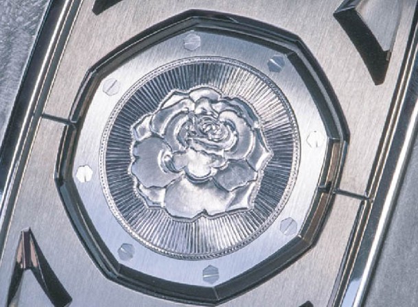 鈦金屬鏤空錶殼特別鑲嵌了一枚精緻典雅的手工雕刻白金玫瑰。