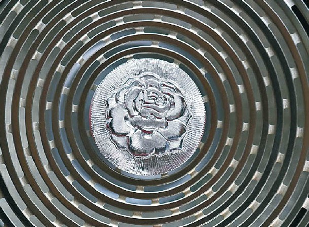 Bespoke Audio揚聲器的網罩，鑲有以寫實風格手工雕琢的巴卡拉玫瑰圖案裝飾。