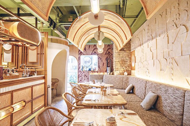 餐廳以東南亞常見的藤製家具作主調，配合磚牆和長梳化，滿滿悠閒感覺。