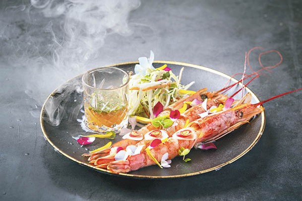 泰式紅蝦刺身<br>選用西班牙紅蝦配泰式生蝦汁，醬汁的酸辣和紅蝦肉搭配，鮮甜度爆燈。